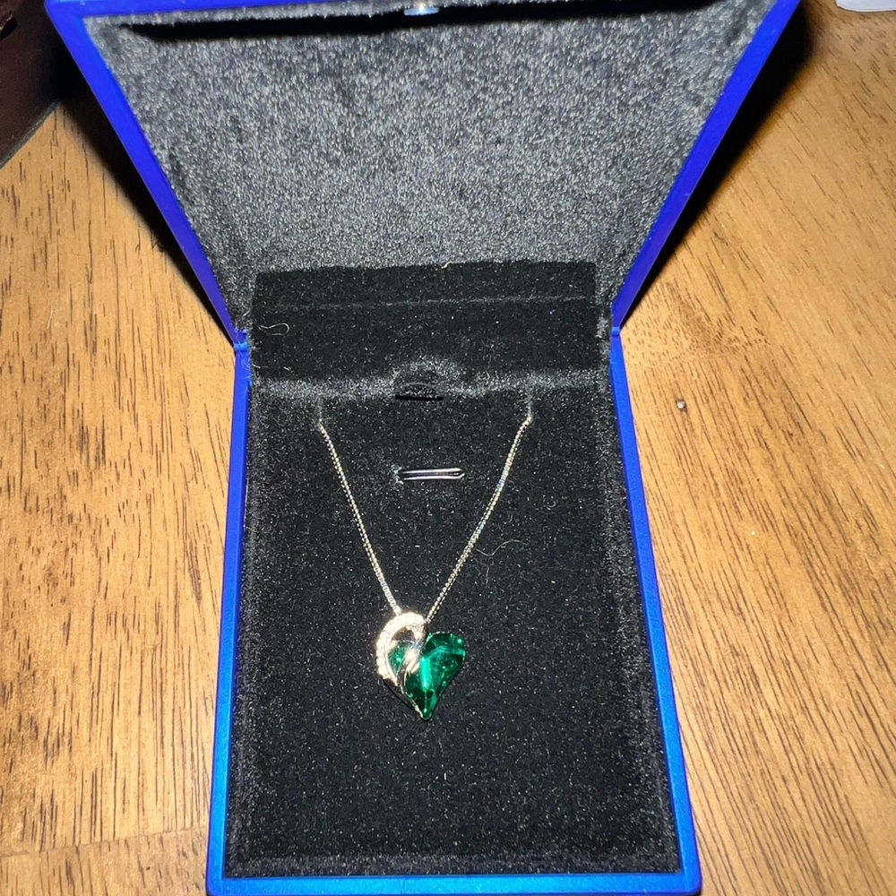 Elegant Green With Silver Heart Pendant Necklace